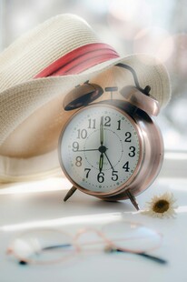 复古闹钟置于书本之上