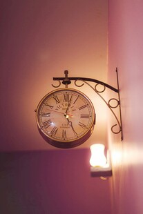 复古壁钟搭配温馨壁灯