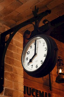 复古挂钟装点砖墙空间