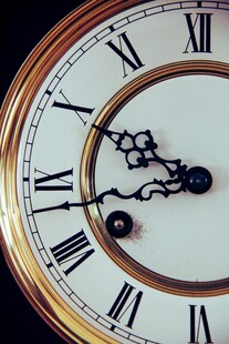 复古罗马数字时钟特写