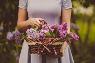 女子手持花篮