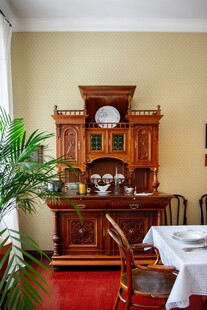 复古实木餐边柜与绿植搭配