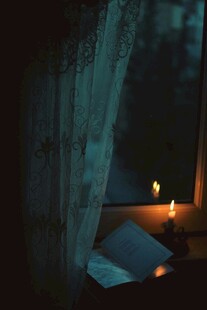 窗边烛光下的静谧时刻