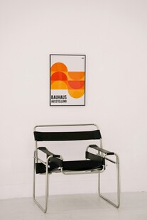 现代简约风椅子与挂画