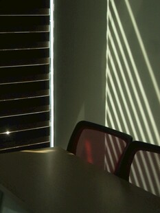 光影下的室内桌椅场景