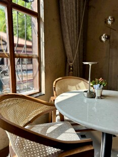 温馨室内窗边休闲桌椅场景