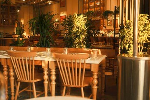 温馨复古风餐厅室内场景