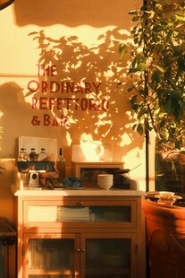 温馨户外咖啡角落场景