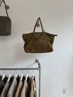 挂墙手提包与挂架衣物