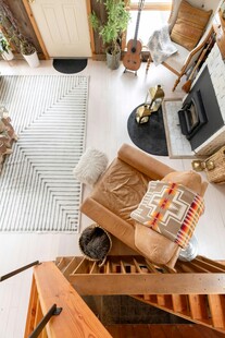 温馨客厅一角的舒适沙发