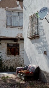 废弃房屋旁的旧沙发