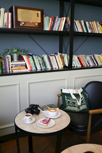 温馨舒适的室内阅读角落