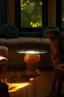 温馨室内阳光洒落休闲角落