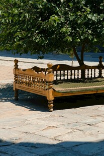 传统木质长椅置于庭院中