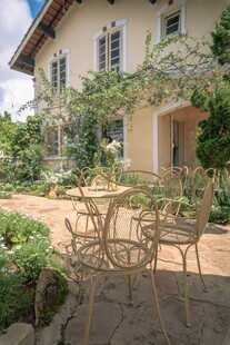 庭院中的休闲桌椅与房屋