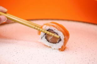 筷子夹起美味寿司