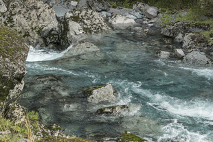山间溪流湍急的清澈水景