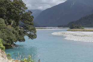 清澈蓝河伴青山绿树