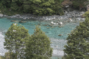 青山绿水间的澄澈溪流