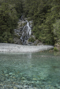 山间清澈溪流与瀑布景观