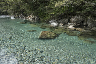 清澈溪流中的嶙峋怪石