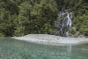 山间瀑布下的宁静水域