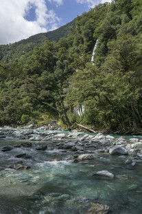 山间溪流与飞瀑美景