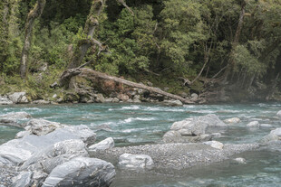 山间湍急河流与嶙峋怪石