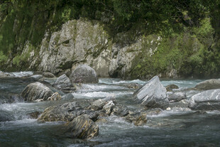 山间湍急溪流与嶙峋怪石