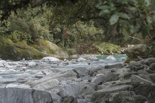 山间湍急溪流与碎石景观