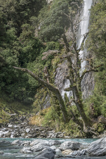 山间瀑布下的潺潺溪流