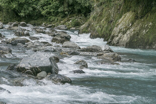山间湍急溪流与嶙峋怪石