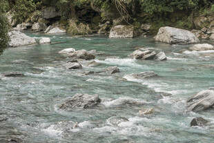 山间清澈溪流与嶙峋怪石