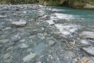 山间溪流中的嶙峋石块