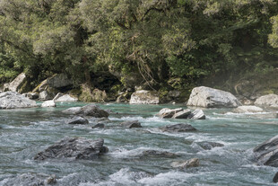 山间湍急溪流与嶙峋怪石