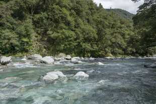 山间清澈溪流与嶙峋怪石