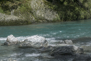 山间碧流与嶙峋怪石
