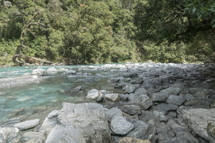 山间溪流与嶙峋怪石