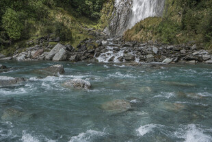 山间湍急河流与瀑布景观