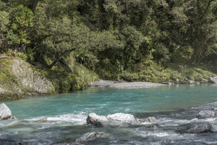 山间碧潭溪流美景