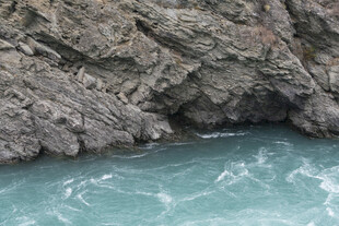 海边嶙峋岩石与涌动海水