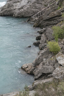 河畔嶙峋岩石与碧水