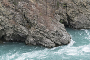 湍急河流旁的嶙峋岩石