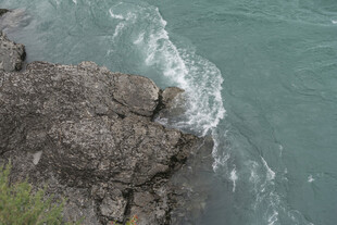 海浪拍击岸边岩石