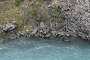 山间碧水流经嶙峋岩石