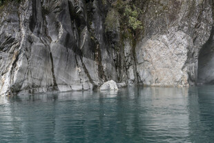 山水相依的静谧湖景