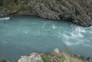 山间碧潭 水流湍急之景