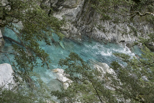山间碧绿水潭美景