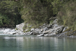 山间清澈溪流与嶙峋岩石