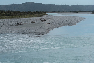 河畔浅滩风景